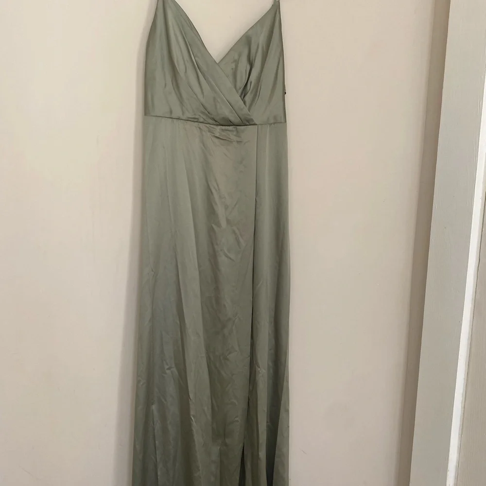 David's Bridal Green Ruched Maxi Gown - Picture 4 of 10